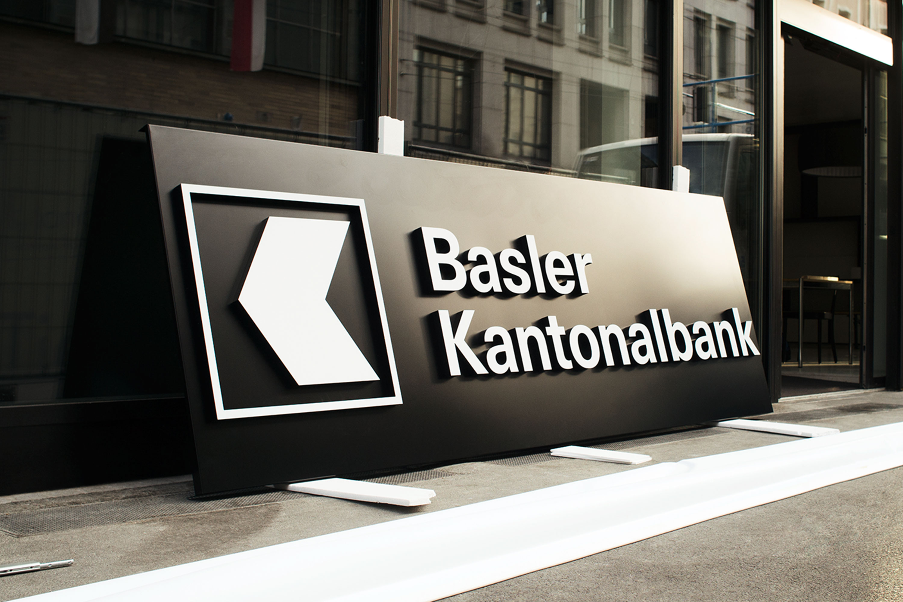 Aufnahme mit Logoschild der BKB Basler Kantonalbank